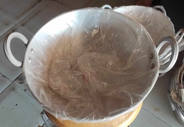 Big aluminum deep fry pan, family-size, suitable for global cooking needs.