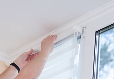 Rolete textile simple cu material zi-noapte speciale pentru montaj pe tamplaria pvc