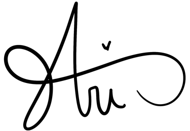 Handwritten signature of my name, Ari.