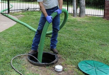 Técnico executando a sucção de fossa