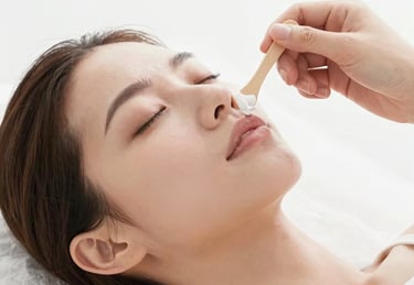 Femme recevant une épilation du visage par une esthéticienne professionnelle - Glow By Tyfene