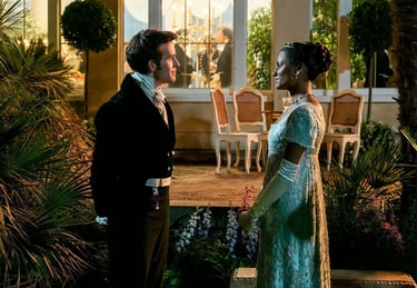 Kate e Anthony conversando em um terraço durante um baile notur