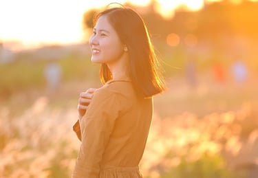 Concept chụp ảnh mùa hè thơ mộng giữa cánh đồng cỏ lau