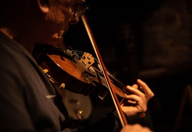 Photographie portrait artistique d'un homme jouant du violon