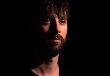 Portrait couleur en studio d'un homme avec une barbe dans un style Rembrandt