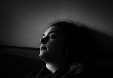 Portrait en noir et blanc d'une femme pensive