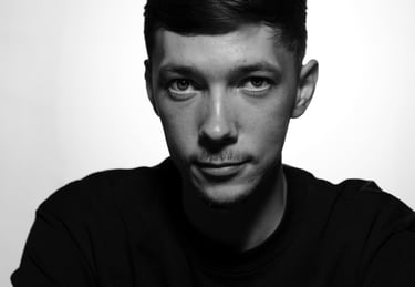 Portrait studio noir et blanc d'un homme