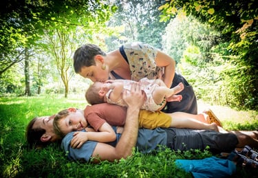 Photo portrait en couleur d'une famille dans un jardin ensoleillé