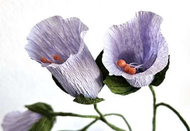 Deze paarse kelkje lijken net echt door alle details. Ze staan mooi in een boeketje van papieren bloemen.