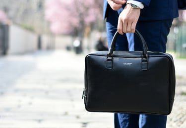 imagen de hombre de traje sosteniendo un maletín escondiendo un reloj