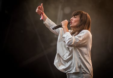 Juliette Armanet chantant au festival des Nuits Secrètes dans les Hauts de France