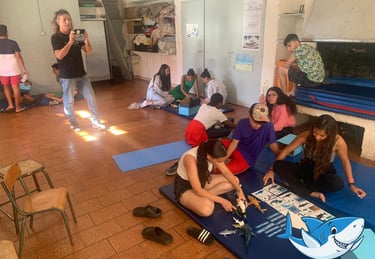 Un groupe d'adolescents qui étudient des maquettes de requin