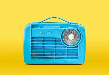 Blue radio on yellow background illustrating tinnitus — hypnotherapy Hypnonaute Geneva