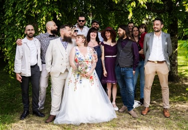 Groupe d'invités avec les mariés