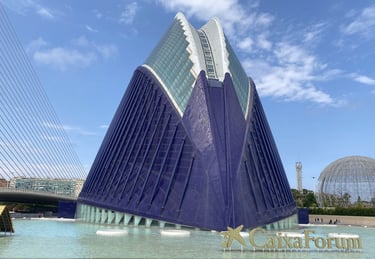 Edificio Ágora de la Ciudad de las Artes y las Ciencias de Valencia, estructura futurista de color a