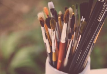 Pot de pinceaux - illustration cours de dessin