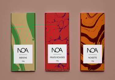 trois emballages de tablettes de chocolat gout menthe fruits rouges et noisette