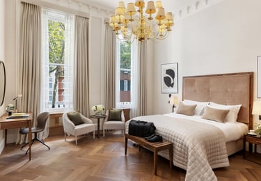 Elegant London hotel room – Chic, modern bedroom with warm tones and luxurious decor.