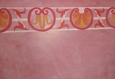 Frise en peinture à l'oeuf, réalisée sur un stuc teinte rouge