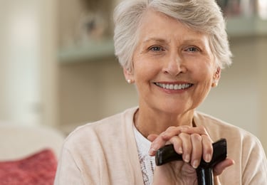Senior heureuse et détendue après une séance d'ostéopathie proche de Cadillac