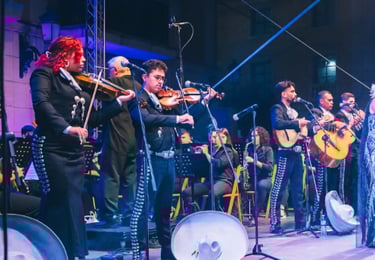 Mariachi tocando serenata nocturna en Madrid