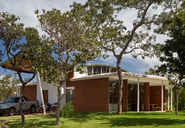 Casa sustentável  em Brasília de tijolos ecológicos e com telhado verde