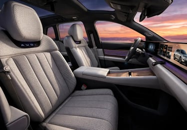 Interior frontal do AUDI E7X 2027 com painel 4K, acabamento premium e bancos de luxo estilo jato
