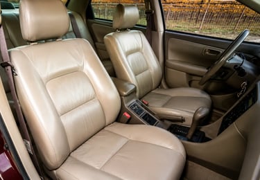 Interior de carro com bancos em couro natural bege e acabamento clássico automotivo