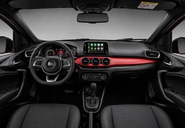 Interior do Fiat Argo HGT 2018 com painel esportivo, central multimídia e câmbio automático