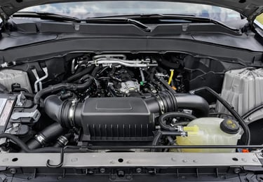 Motor V6 biturbo do Ford Explorer 2026 com 400 HP e componentes detalhados no cofre do motor