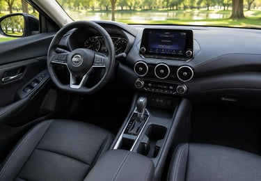 Interior do Nissan Sentra 2026 com painel digital, central multimídia e acabamento premium
