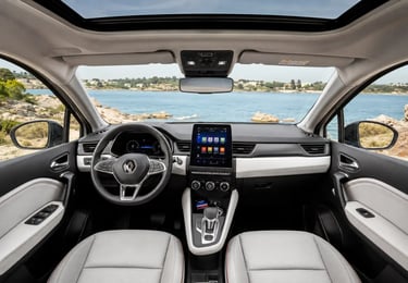 Interior do Renault Captur Iconic 2022 com painel digital e teto panorâmico em visão frontal