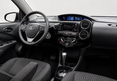 Interior do Toyota Etios 2019 automático com painel, volante multifuncional e acabamento original