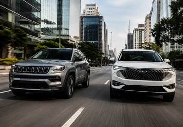 Jeep Compass Longitude e GWM Haval H6 HEV lado a lado em avenida urbana