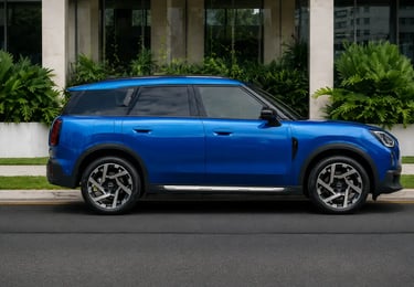 MINI Countryman azul em perfil lateral estacionado diante de prédio moderno