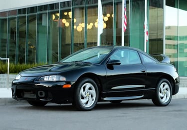 Mitsubishi Eclipse GSX preto da segunda geração com visual esportivo clássico