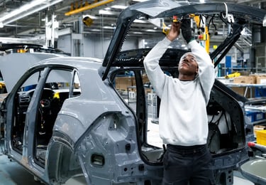 Operário realiza montagem de SUV em linha de produção da Volkswagen.