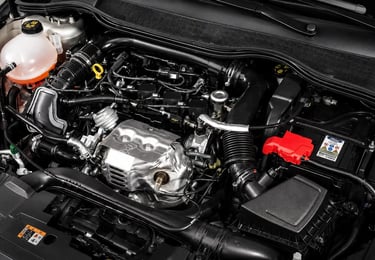 Motor 1.0 EcoBoost 3 cilindros da Ford em detalhe no cofre do motor.