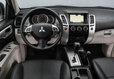 Painel da Mitsubishi Pajero Dakar com volante multifuncional e câmbio automático