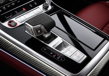 PRNDL câmbio automático em console de carro mostrando as marchas P R N D