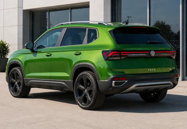 VW Taos 2025 verde traseira em frente a showroom moderno com design elegante