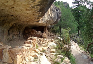 Flagstaff/Page Travel - Indian cliff dwellings at Walnut Canyon Monument