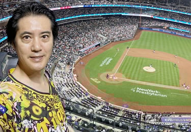 ニューヨークのシティフィールドで阪神ユニフォームを着て観戦する編集長｜堺市のニュースならサカイタイムズ