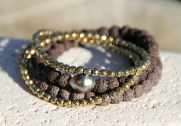 bijoux avec pierres précieuses brillantes et perles de culture