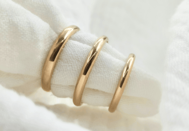 Trois alliances en or jaune 18k de trois largeurs différentes : 2mm 2,5mm et 3mm