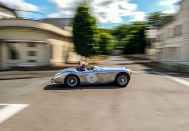 Austin Heyley à toute vitesse pendant le Chinon Classic
