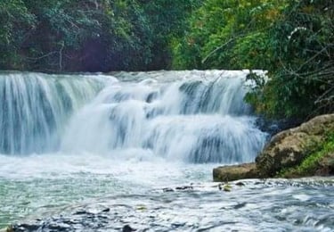 Río en Hato Mayor, República Dominicana, un destino con belleza caribeña y rural