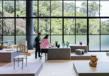 Espaço de design e inovação artística na feira.