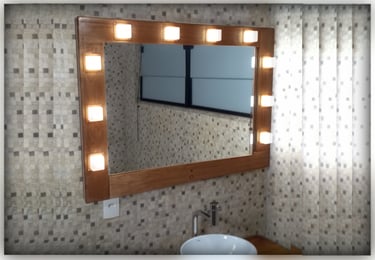 Espelho Camarim com Sensor Touch e Luz Natural da Artefaktus Mury