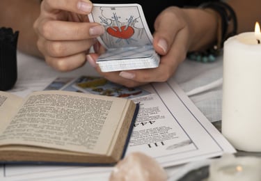 Lecture du Tarot de Marseille lors d’une séance de guidance spirituelle